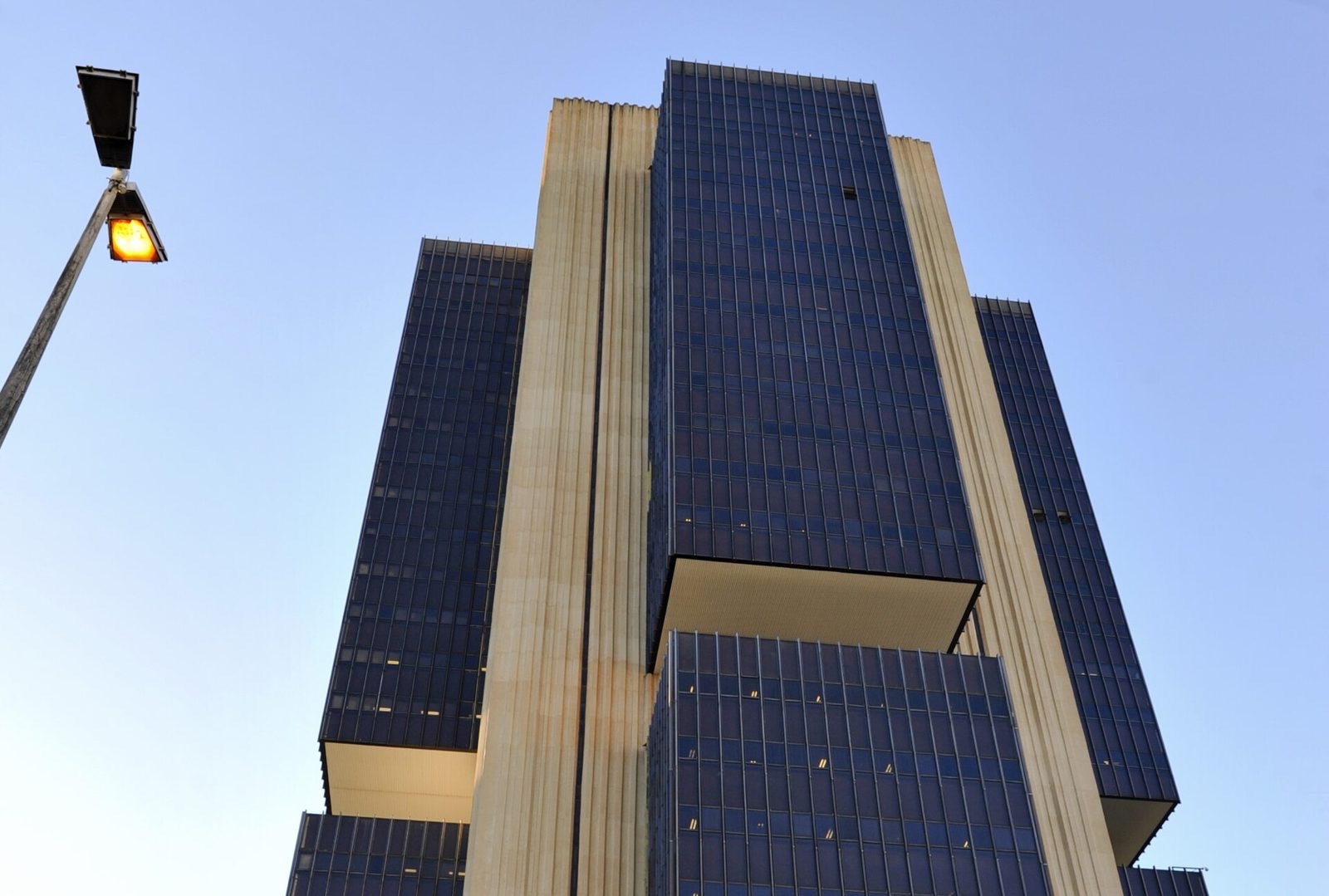 Fachada do Banco Central em Brasília vista de baixo