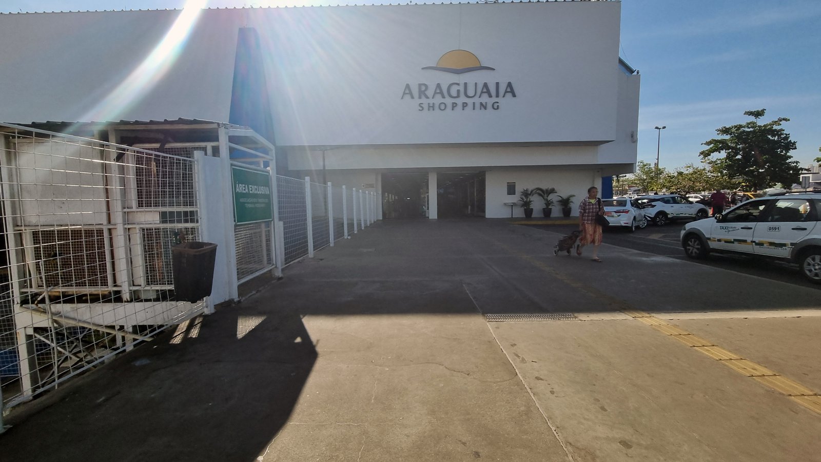 Entrada do Araguaia Shopping, no Centro de Goiânia, com movimento de pessoas e carros