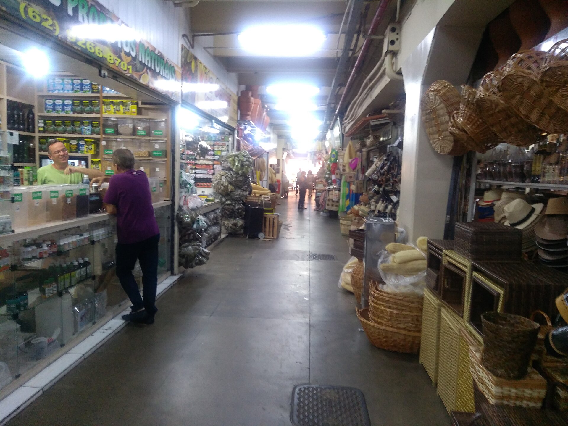 Corredor do Mercado Central de Goiânia, com lojas de produtos naturais e cestaria dos dois lados