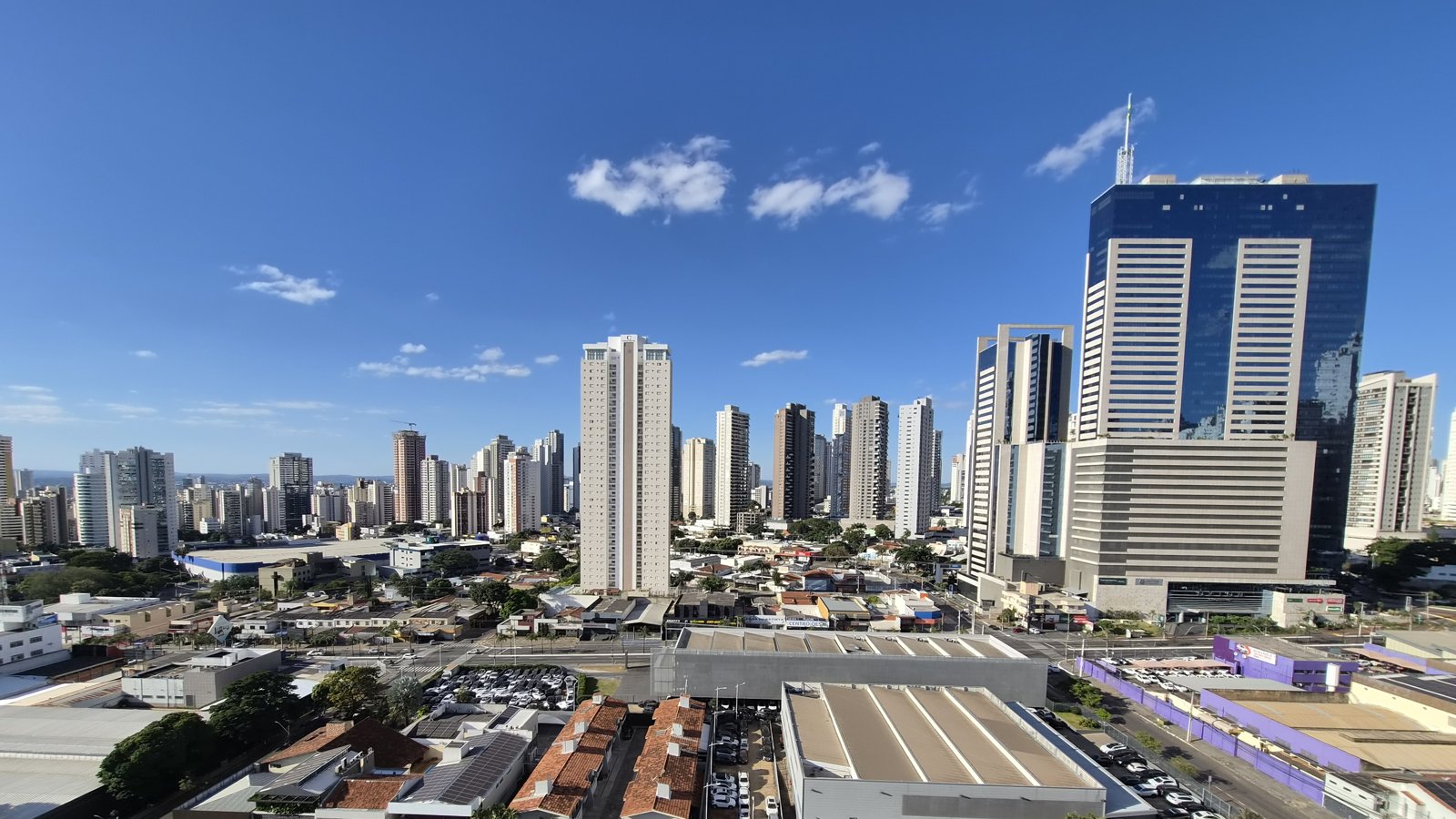 Vista aérea do Setor Bueno em Goiânia, com prédios comerciais e empresariais ao fundo