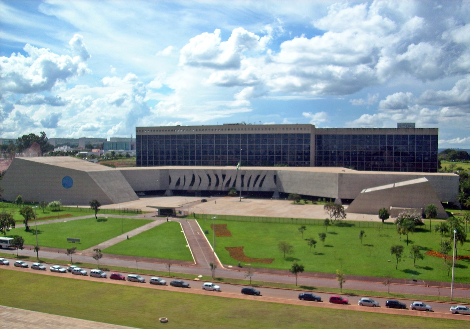 Vista aérea do prédio do Superior Tribunal de Justiça, em Brasília, com gramado e carros estacionados em frente