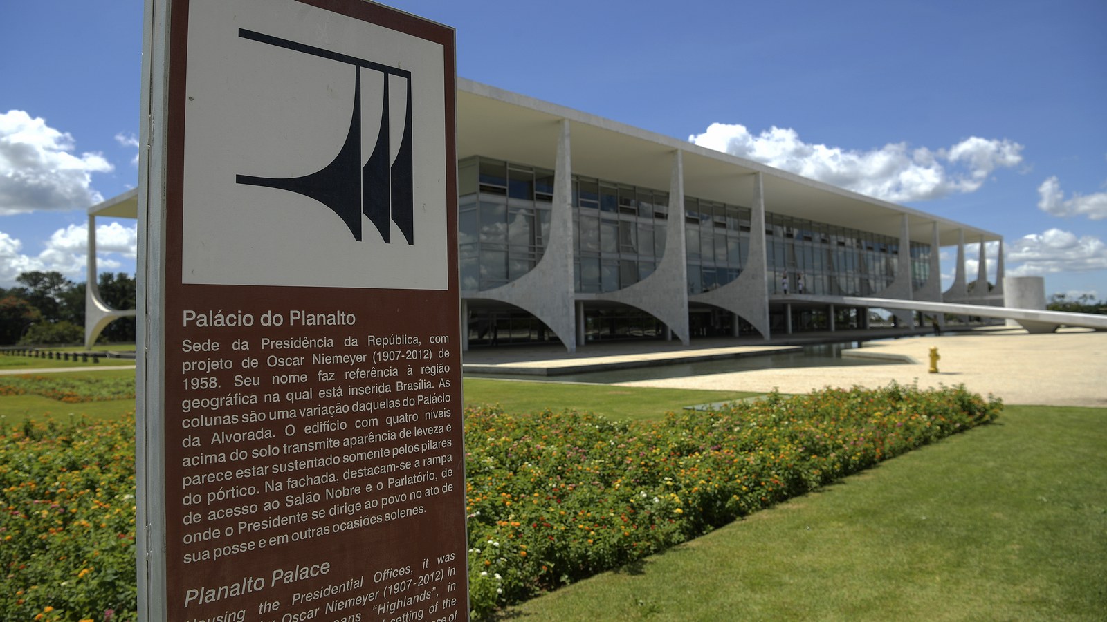 Fachada do Palácio do Planalto em Brasília, sede da Presidência da República, em dia de céu azul