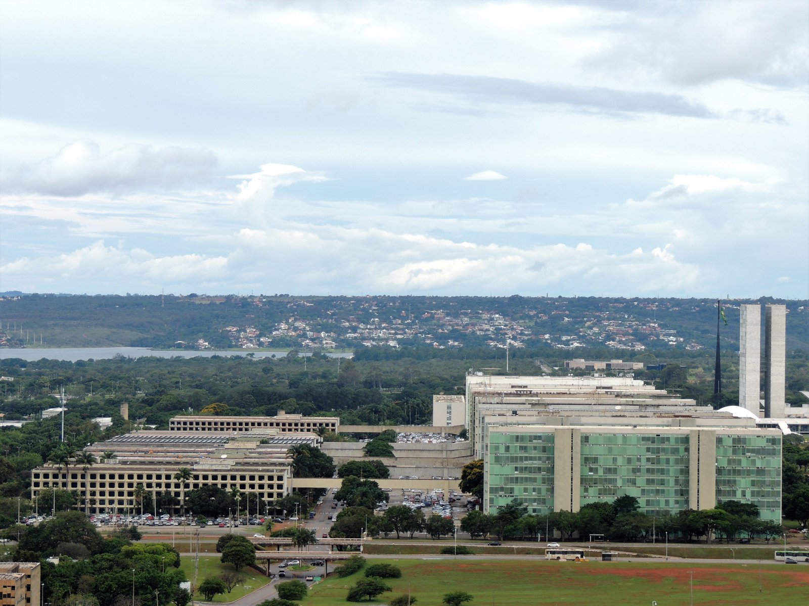 Vista aérea da Esplanada dos Ministérios, em Brasília, com o Congresso Nacional ao fundo