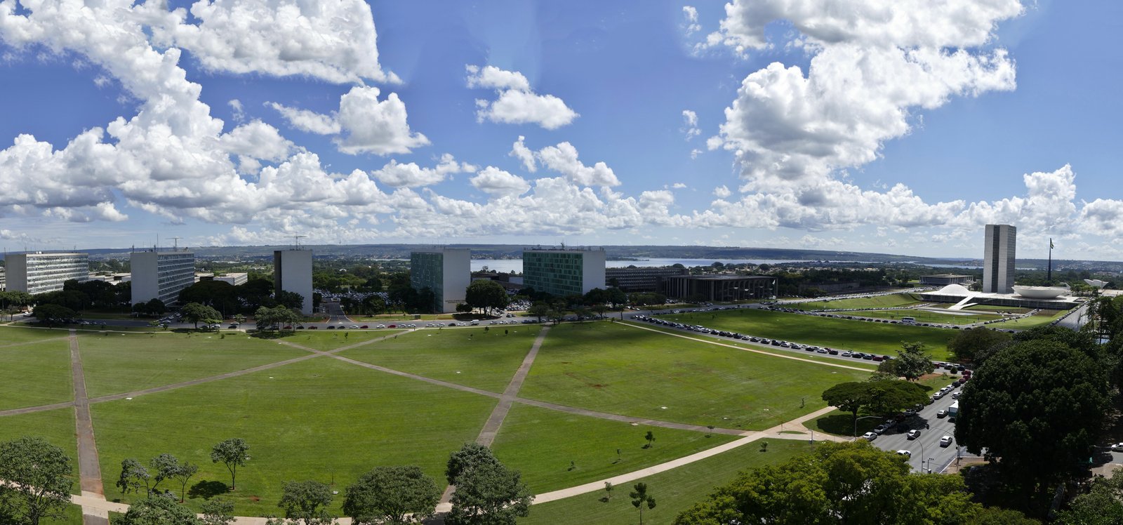 Vista aérea da Esplanada dos Ministérios, em Brasília, com os prédios dos ministérios e o Congresso Nacional ao fundo