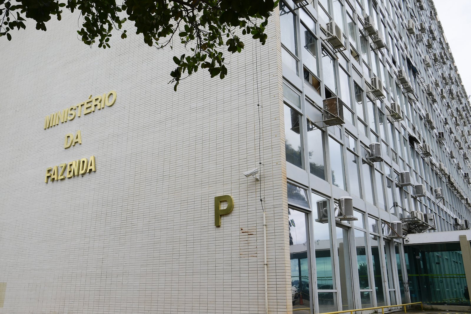 Fachada do Ministério da Fazenda, em Brasília, com o letreiro dourado na parede