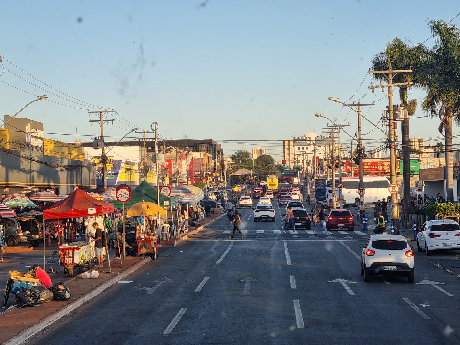 Barracas e lojas de rua na Rua 44, Centro de Goiânia, com trânsito de clientes