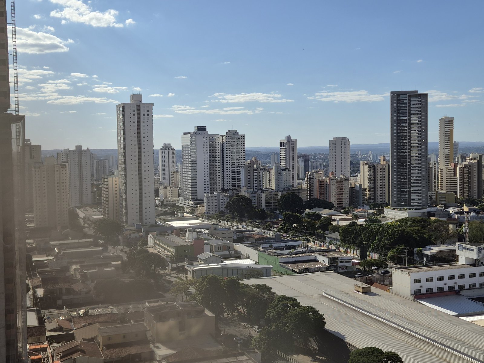 Vista aérea de prédios comerciais e residenciais do Setor Bueno, região de bancos e empresas em Goiânia