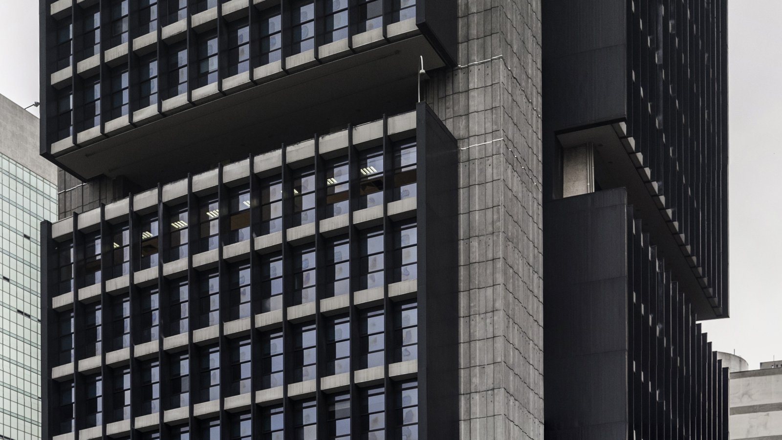 Fachada do edifício sede do Banco Central do Brasil na Avenida Paulista, em São Paulo, com estrutura em concreto aparente