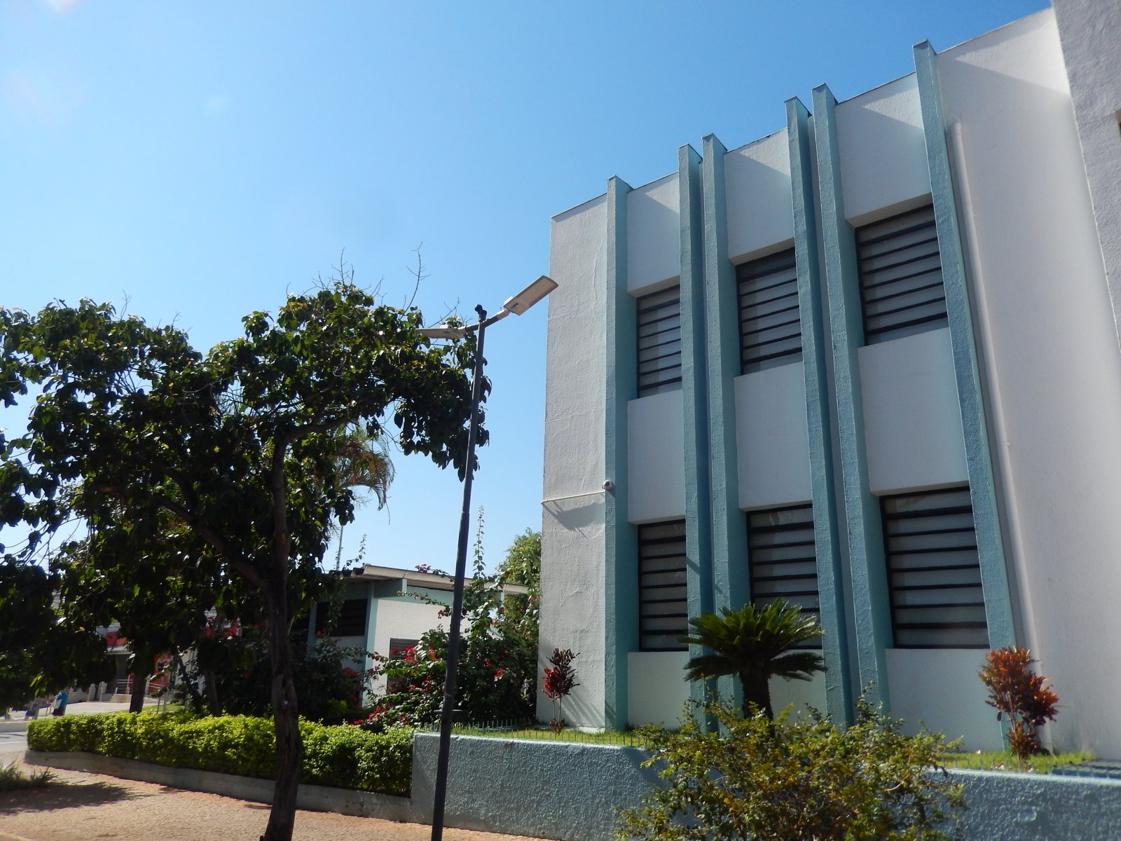 Fachada do prédio do Tribunal de Contas do Estado de Goiás, em Goiânia, em dia de céu azul