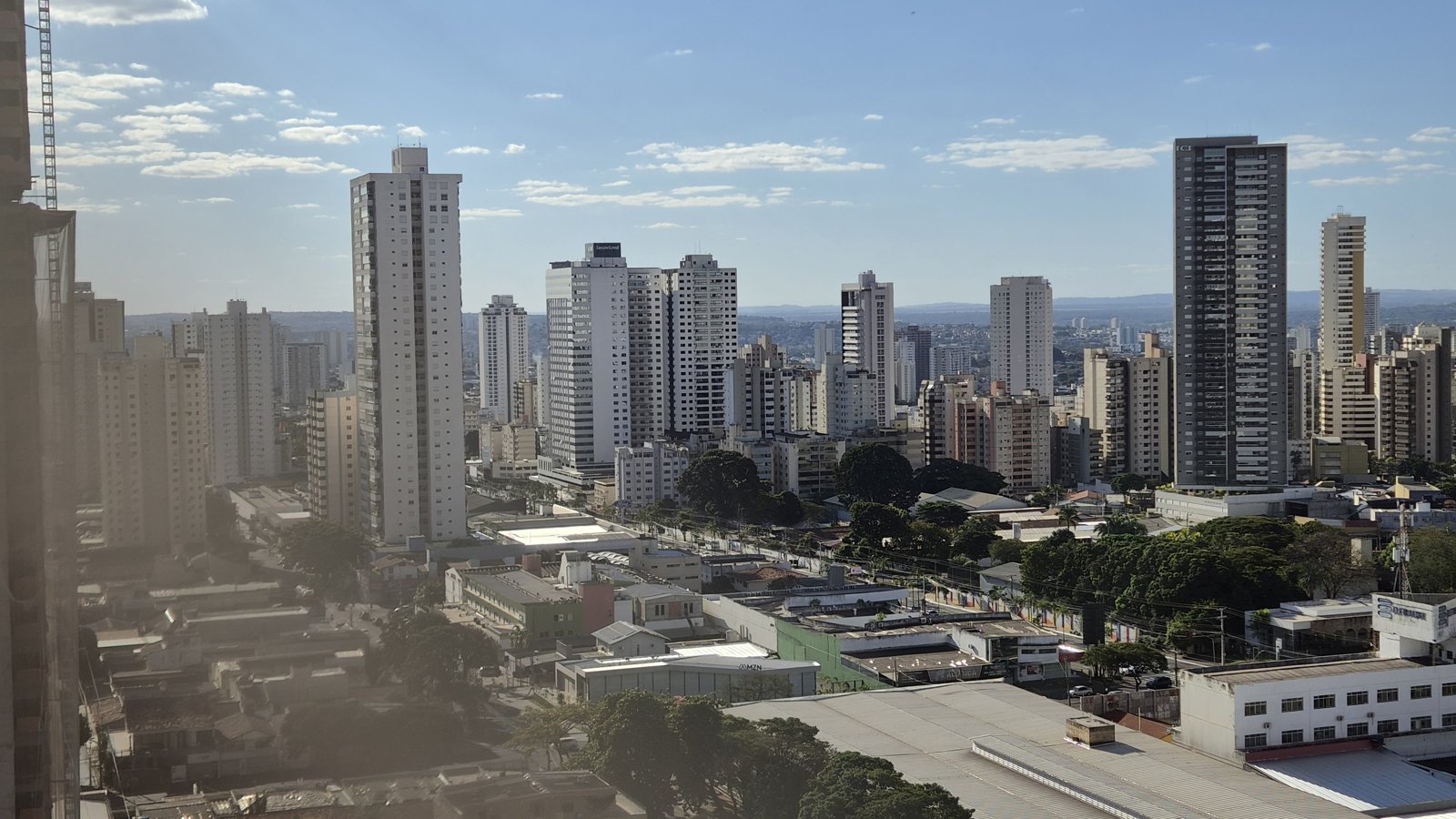 Vista aérea de prédios comerciais e residenciais do Setor Bueno, em Goiânia, sob céu azul