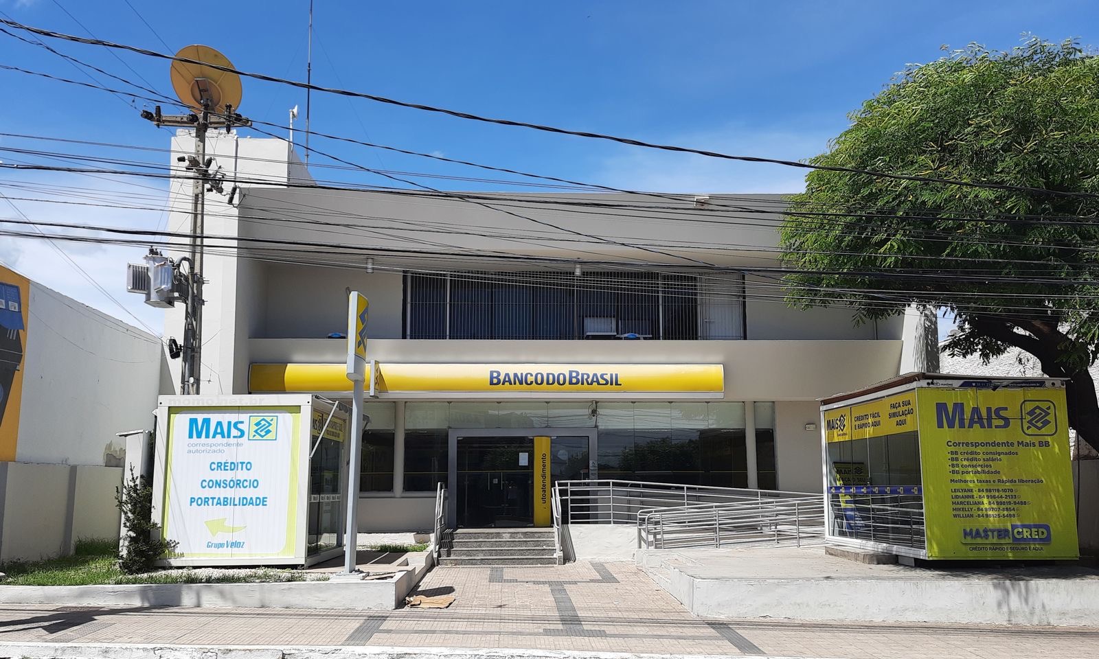 Fachada de agência do Banco do Brasil, com totens de correspondente bancário oferecendo crédito nas laterais