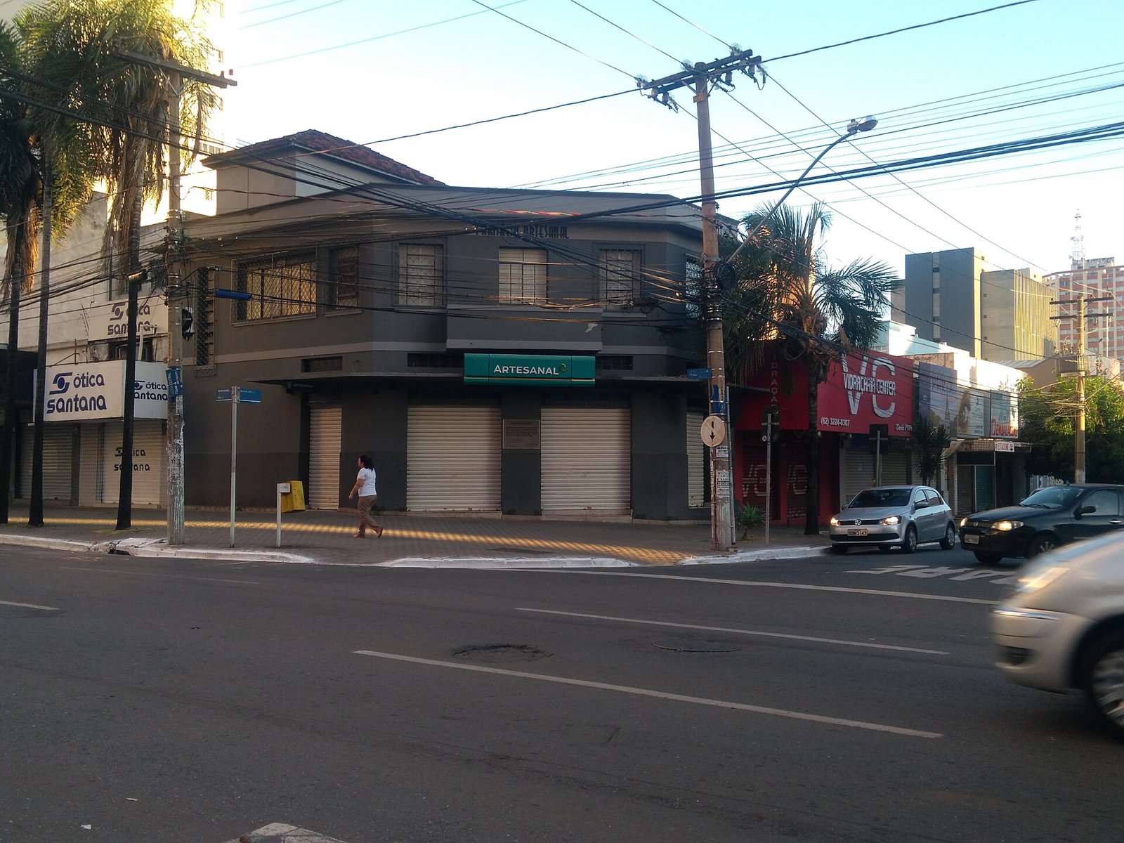Esquina de comércio de rua na Rua 4, no Centro de Goiânia