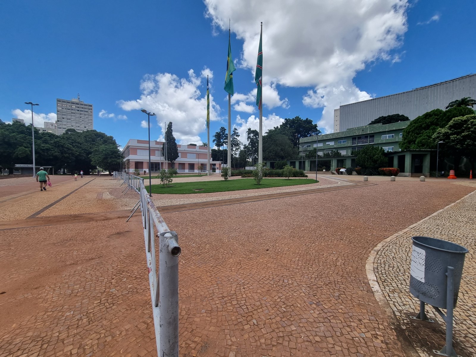 Praça Cívica no centro de Goiânia, com prédios públicos, bandeiras e calçamento de pedra em dia de céu azul